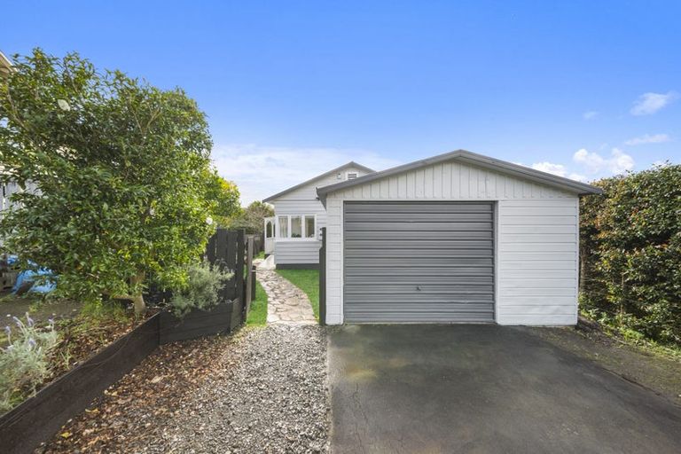 Photo of property in 24a Tahi Terrace, Glen Eden, Auckland, 0602