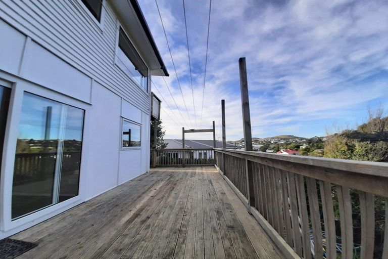 Photo of property in 6 Blandford Way, Newlands, Wellington, 6037