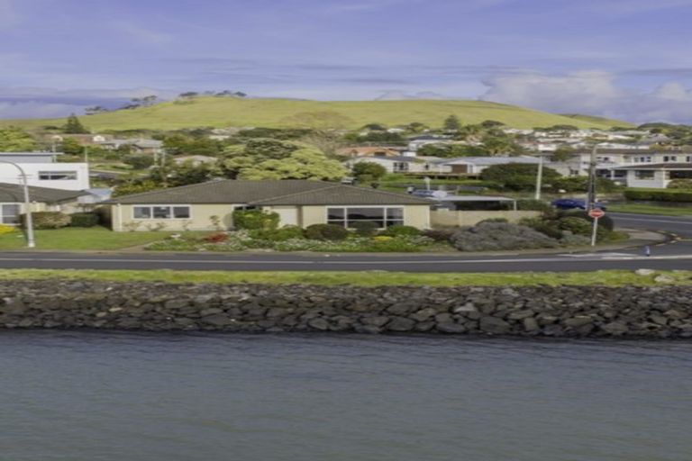 Photo of property in 50a Kiwi Esplanade, Mangere Bridge, Auckland, 2022