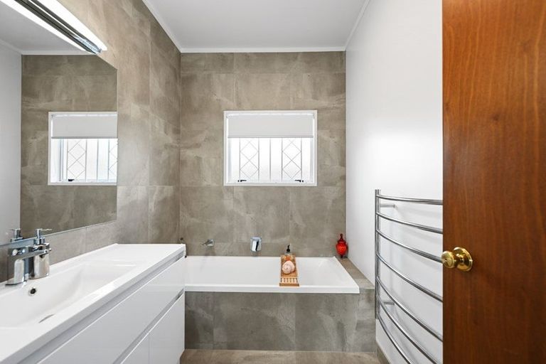 Photo of property in 28 Delamare Road, St Andrews, Hamilton, 3200