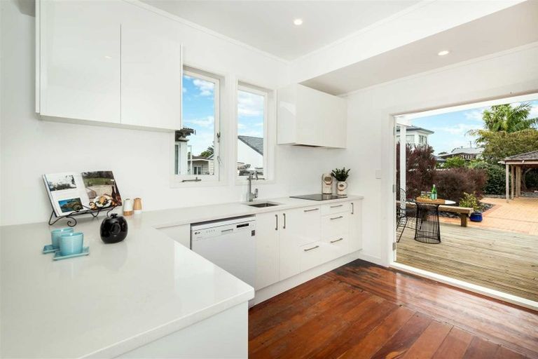 Photo of property in 18 Walmer Road, Point Chevalier, Auckland, 1022