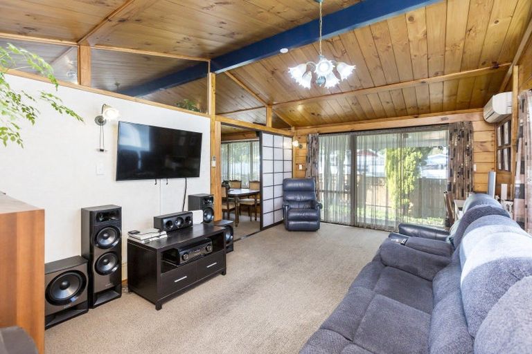 Photo of property in 71 Oregon Drive, Maoribank, Upper Hutt, 5018