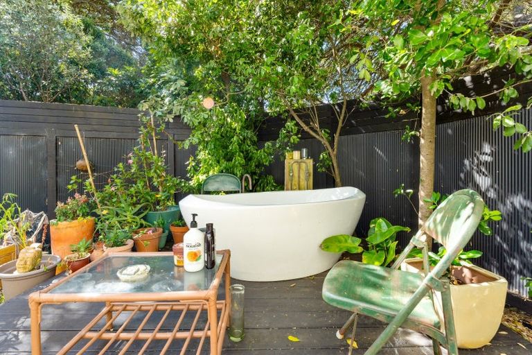 Photo of property in 72 Garden Road, Piha, New Lynn, 0772