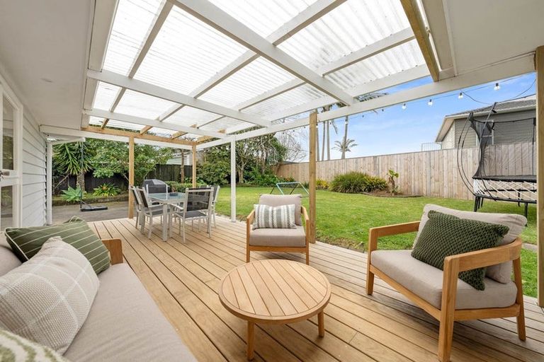 Photo of property in 18 Booralee Avenue, Botany Downs, Auckland, 2010