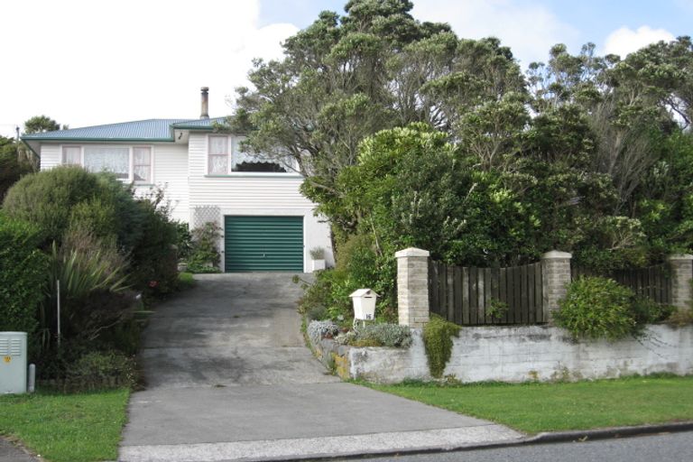 Photo of property in 16 Chapman Street, Newlands, Wellington, 6037