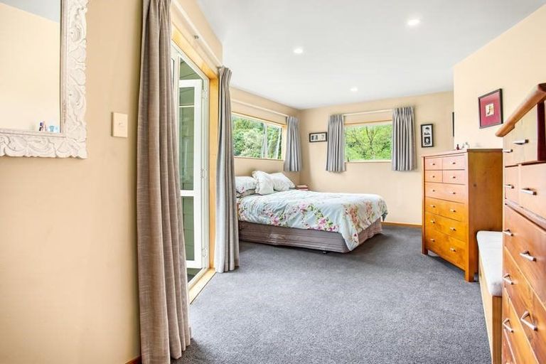 Photo of property in 10 Tui Crescent, Waiatarua, Auckland, 0604