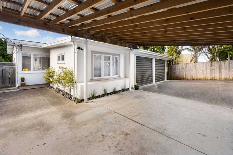 Photo of property in 12 Eastglen Road, Glen Eden, Auckland, 0602
