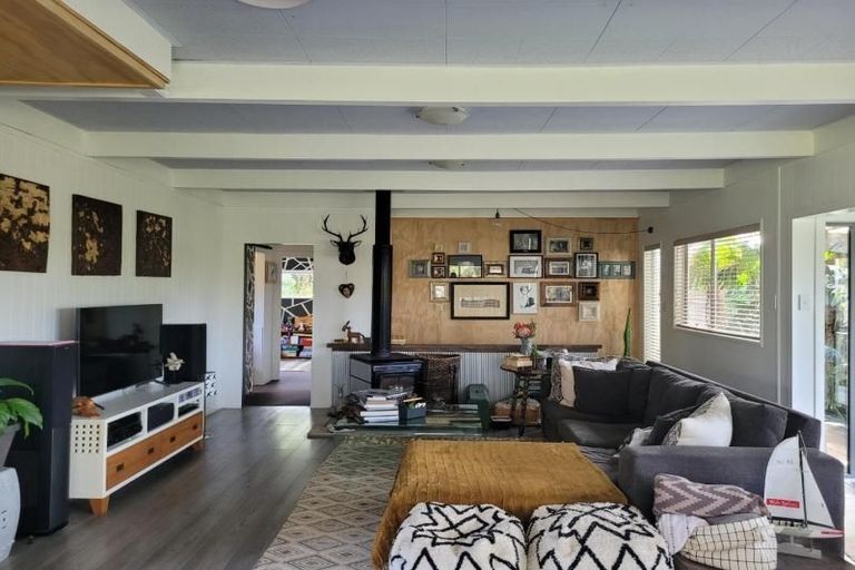 Photo of property in 15 Linda Street, Oakura, 4314