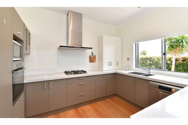 Photo of property in 10 Seamount Drive, Red Beach, 0932