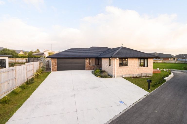 Photo of property in 19 Monaco Grove, Fitzherbert, Palmerston North, 4410