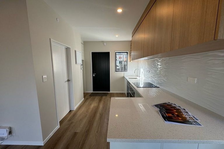 Photo of property in 2 Don Oliver Lane, Glen Eden, 0602