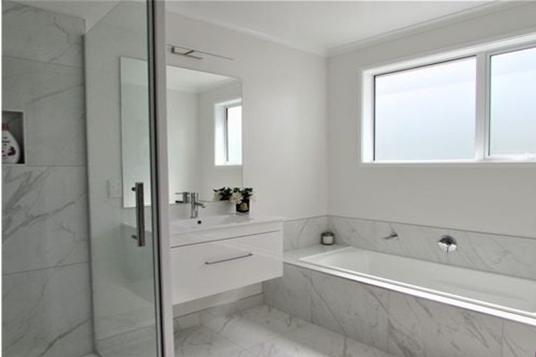 Photo of property in 10 Cromwell Point, Newlands, Wellington, 6037