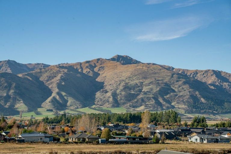 Photo of property in 33 Tomtit Crescent, Lake Hawea, 9382