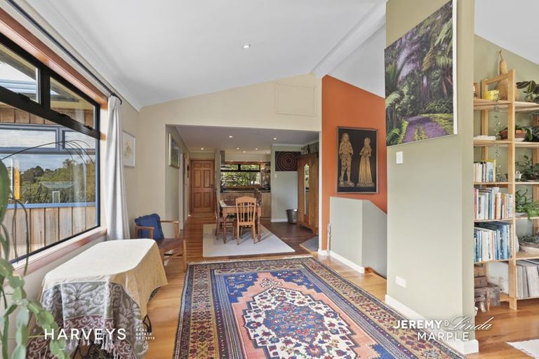 Photo of property in 17 West Lynn Road, Titirangi, Auckland, 0604