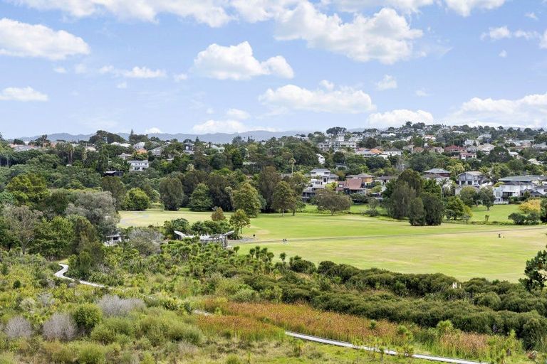 Photo of property in 99 Exmouth Road, Northcote, Auckland, 0627