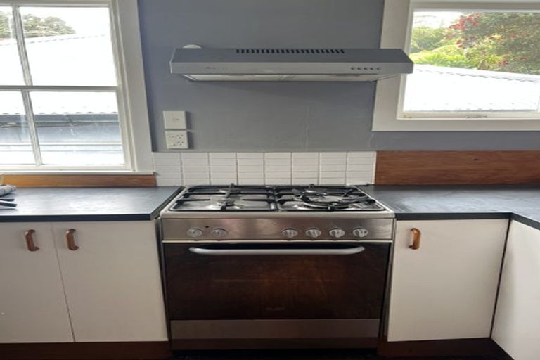 Photo of property in 135 Kelburn Parade, Kelburn, Wellington, 6012