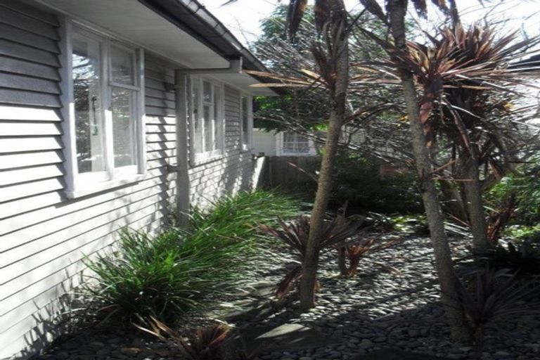 Photo of property in 2a Exmouth Road, Northcote, Auckland, 0627