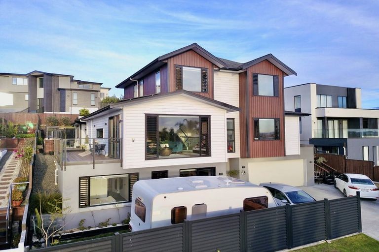 Photo of property in 26 Roxborough Place, East Tamaki Heights, Auckland, 2016