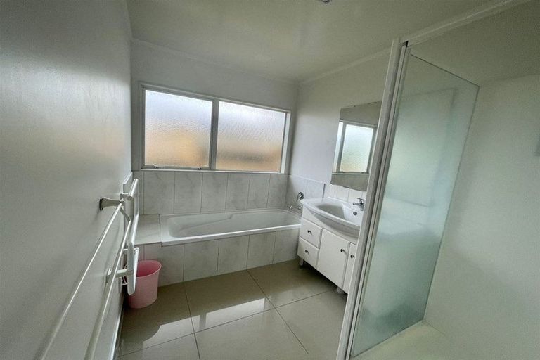 Photo of property in 9 Birchlea Rise, Goodwood Heights, Auckland, 2105