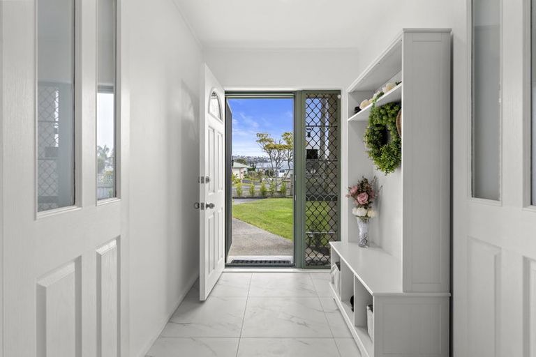 Photo of property in 22 Lakeside Drive, Orewa, 0931