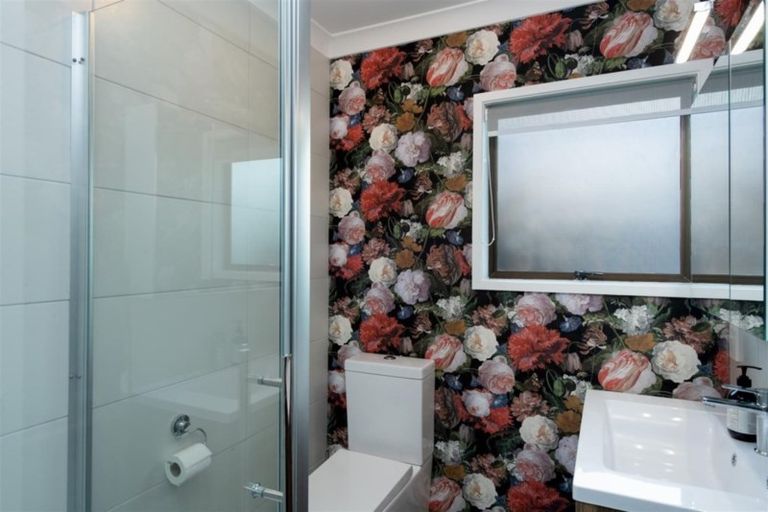 Photo of property in 8a Westbourne Road, Murrays Bay, Auckland, 0630