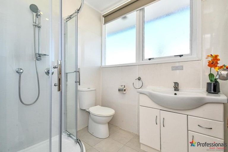 Photo of property in 1/2 Kent Road, Manurewa, Auckland, 2102