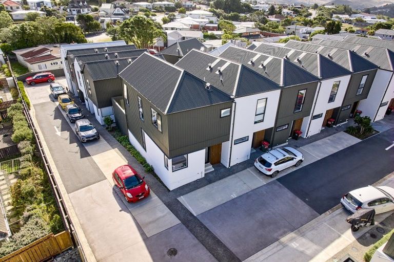 Photo of property in 9/6 Oswald Crescent, Paparangi, Wellington, 6037