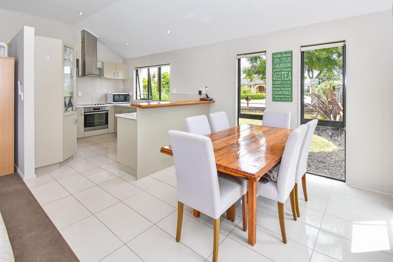 Photo of property in 18 Crannog Fen, Wattle Downs, Auckland, 2103