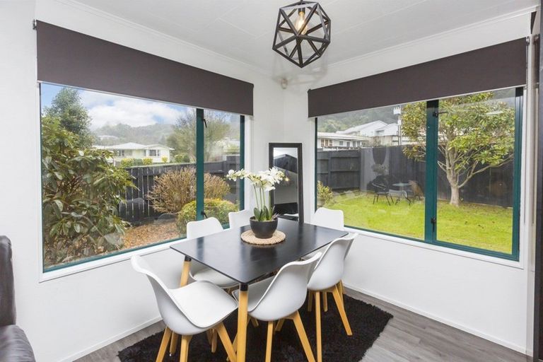 Photo of property in 2 Monarch Grove, Maoribank, Upper Hutt, 5018