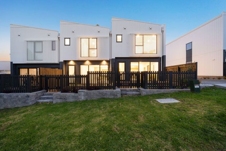 Photo of property in 2/18 Handley Avenue, Narrow Neck, Auckland, 0624
