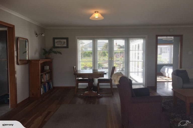 Photo of property in 10 Helga Crescent, Te Atatu Peninsula, Auckland, 0610