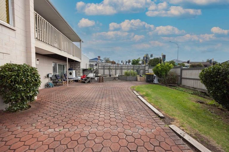 Photo of property in 2 Chelsea View Drive, Chatswood, Auckland, 0626