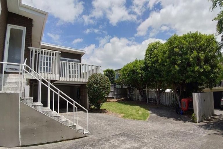 Photo of property in 2/6 Rothesay Bay Road, Rothesay Bay, Auckland, 0630