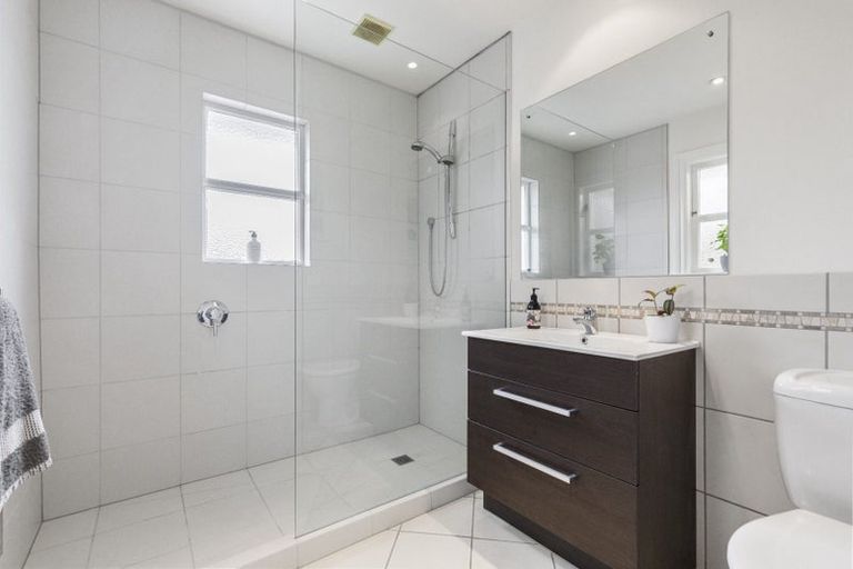 Photo of property in 291 Lake Road, Hauraki, Auckland, 0622