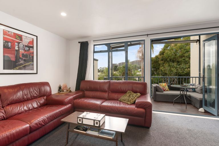 Photo of property in 6/6-8 Pannill Place, Oteha, Auckland, 0632