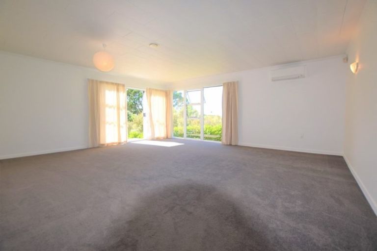 Photo of property in 19 Cleve Road, Green Bay, Auckland, 0604
