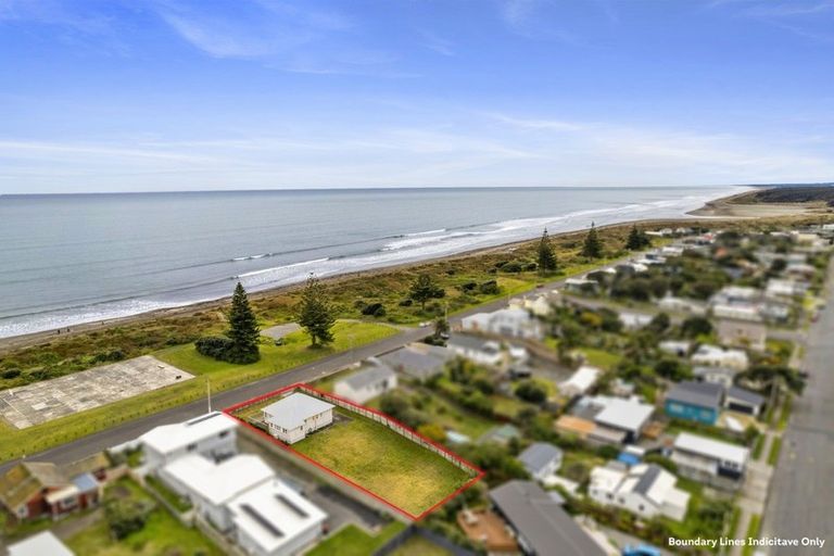 Photo of property in 38 Marine Parade, Otaki Beach, Otaki, 5512