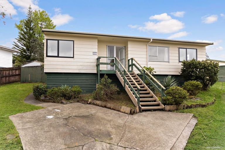 Photo of property in 5 Trengove Place, West Harbour, Auckland, 0618