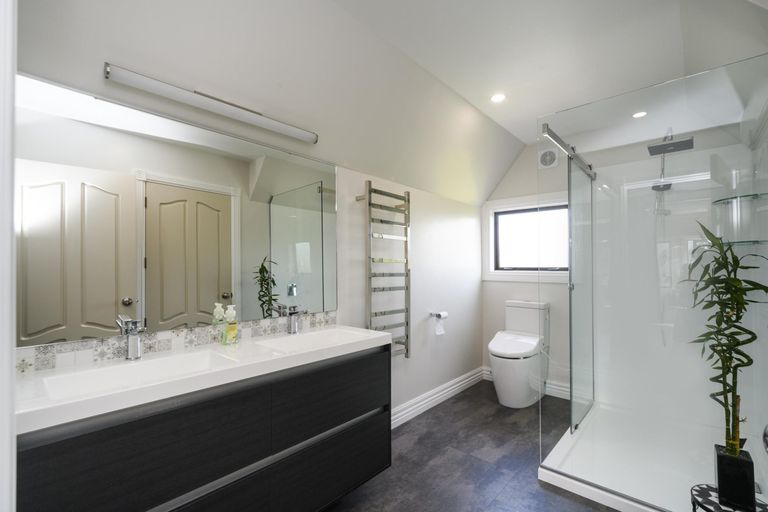 Photo of property in 21 Springdale Grove, Fitzherbert, Palmerston North, 4410