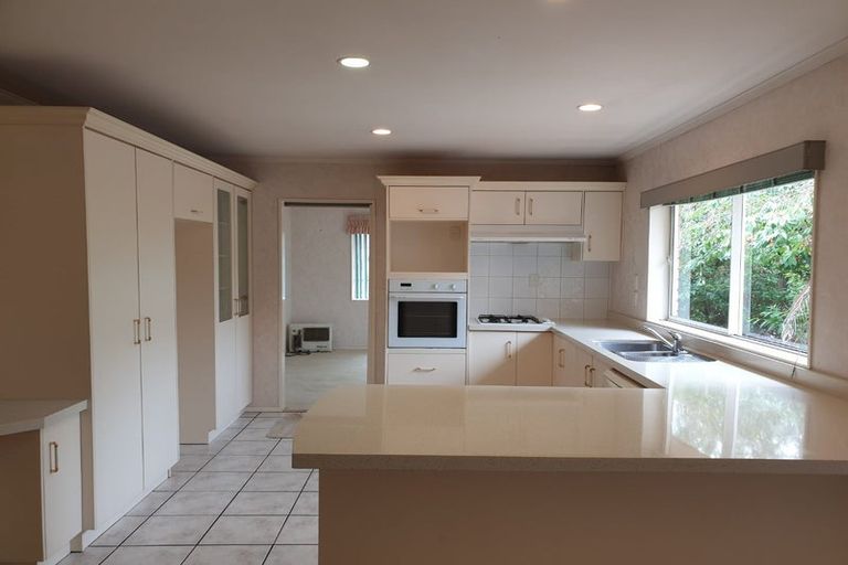 Photo of property in 122 Golfland Drive, Golflands, Auckland, 2013