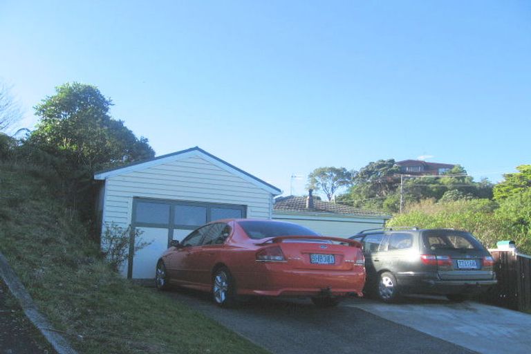 Photo of property in 2 Pekanga Road, Normandale, Lower Hutt, 5010