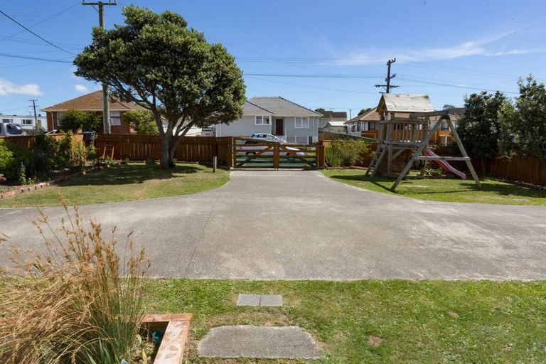 Photo of property in 165 Castor Crescent, Cannons Creek, Porirua, 5024