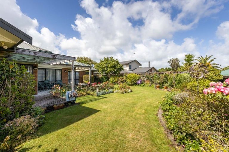 Photo of property in 16 Kinross Drive, Merrilands, New Plymouth, 4312