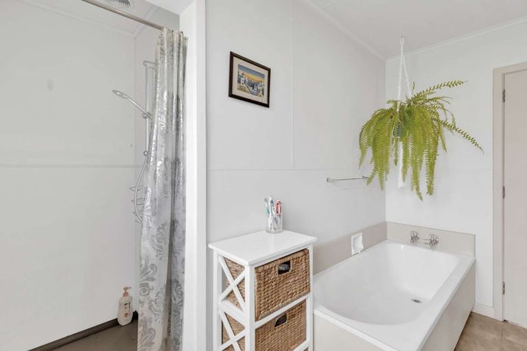 Photo of property in 4 Belvedere Crescent, Takaro, Palmerston North, 4412