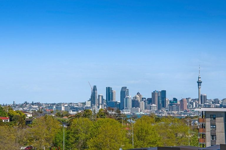 Photo of property in 1/56 Potter Avenue, Northcote, Auckland, 0627