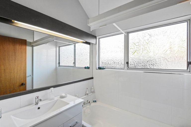 Photo of property in 2/112a Moncks Spur Road, Redcliffs, Christchurch, 8081