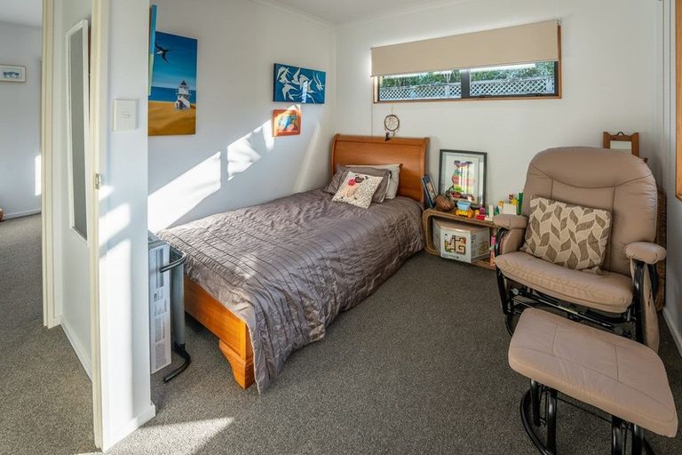 Photo of property in 22 Roberta Crescent, Orewa, 0931