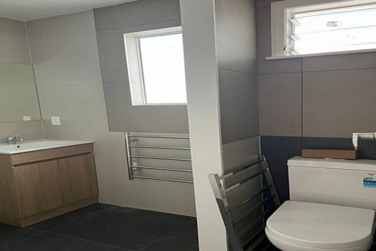 Photo of property in 2 Springside Place, New Lynn, Auckland, 0600