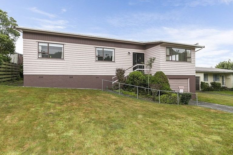 Photo of property in 4 Bloomsbury Grove, Newlands, Wellington, 6037