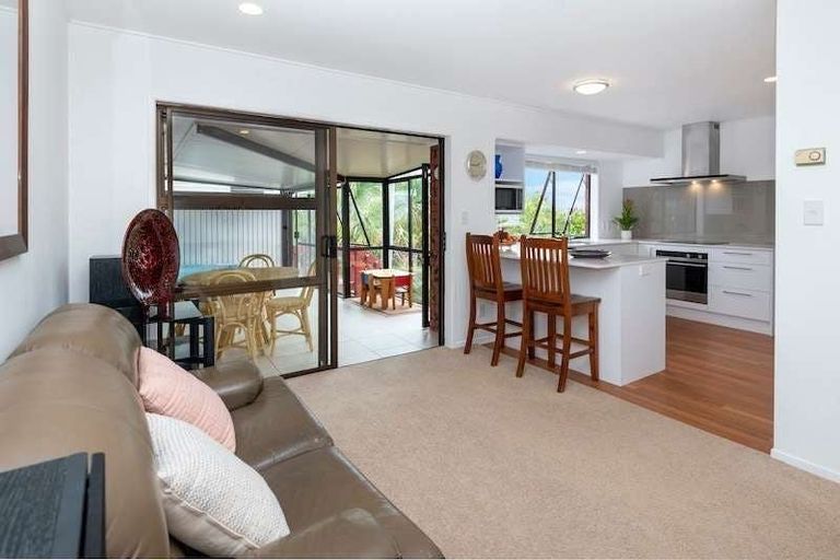 Photo of property in 32 Venus Place, Half Moon Bay, Auckland, 2012